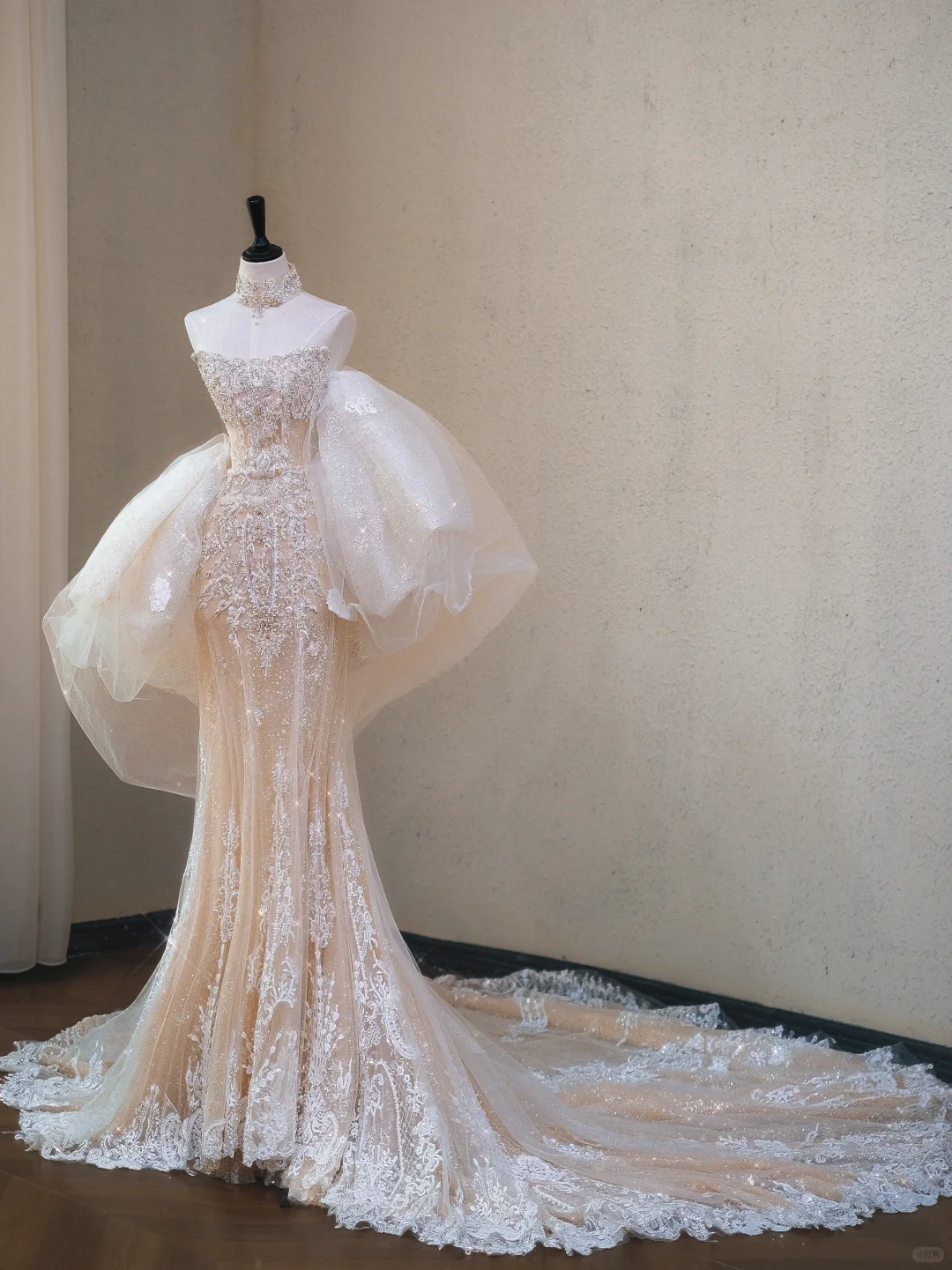 Classy Champagne Strapless Tulle Lace Appliques Mermaid Long Wedding Dress