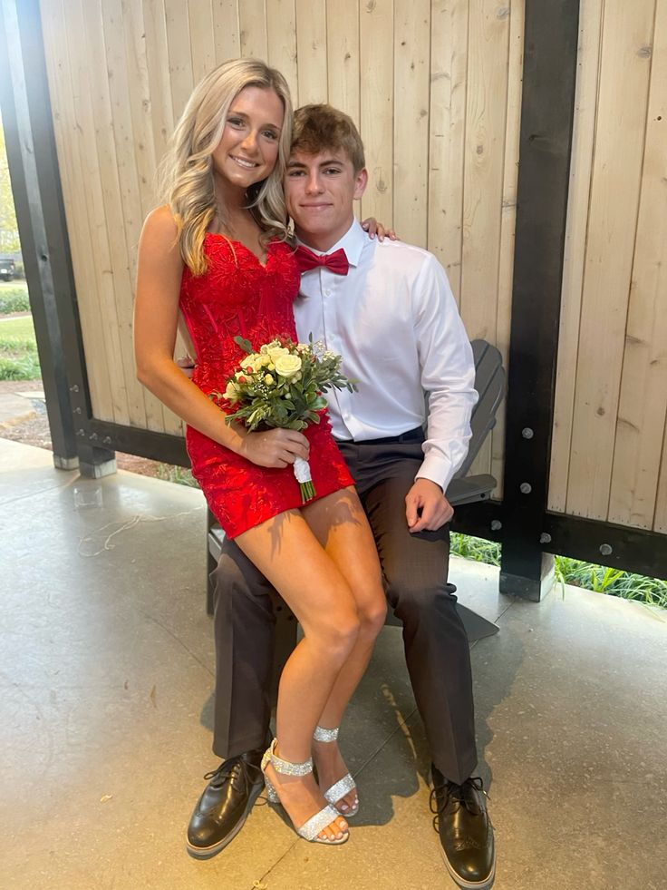 V-Neck Red Sheath Homecoming Dress Short Appliques Party Dress