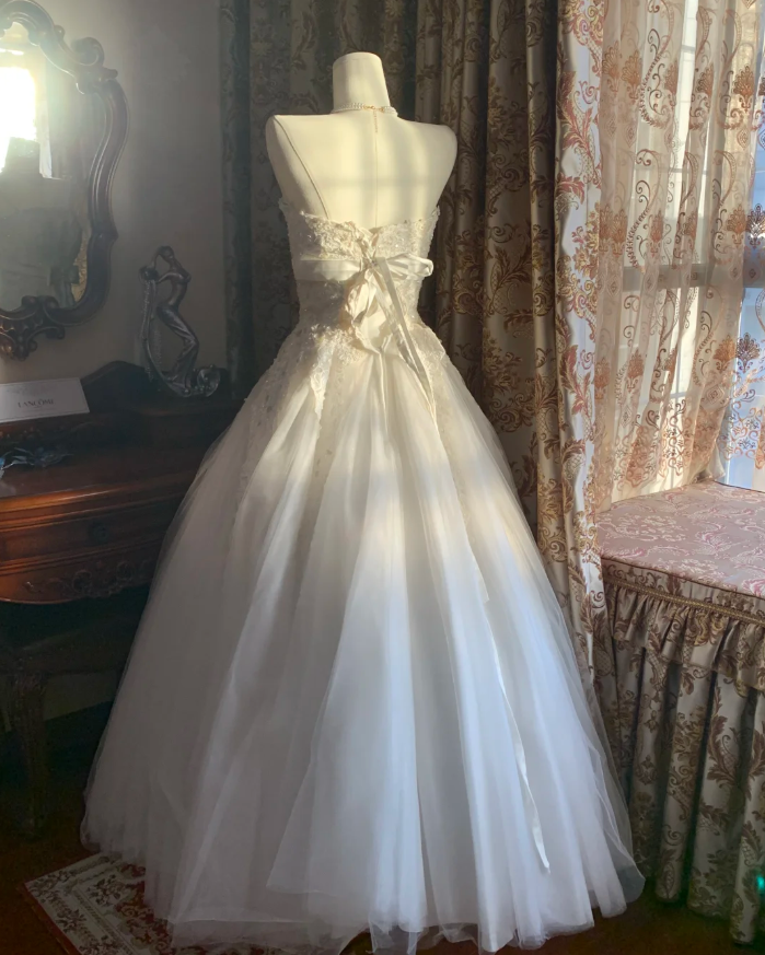 Pretty Strapless Tulle Appliques Beaded Long Wedding Dress