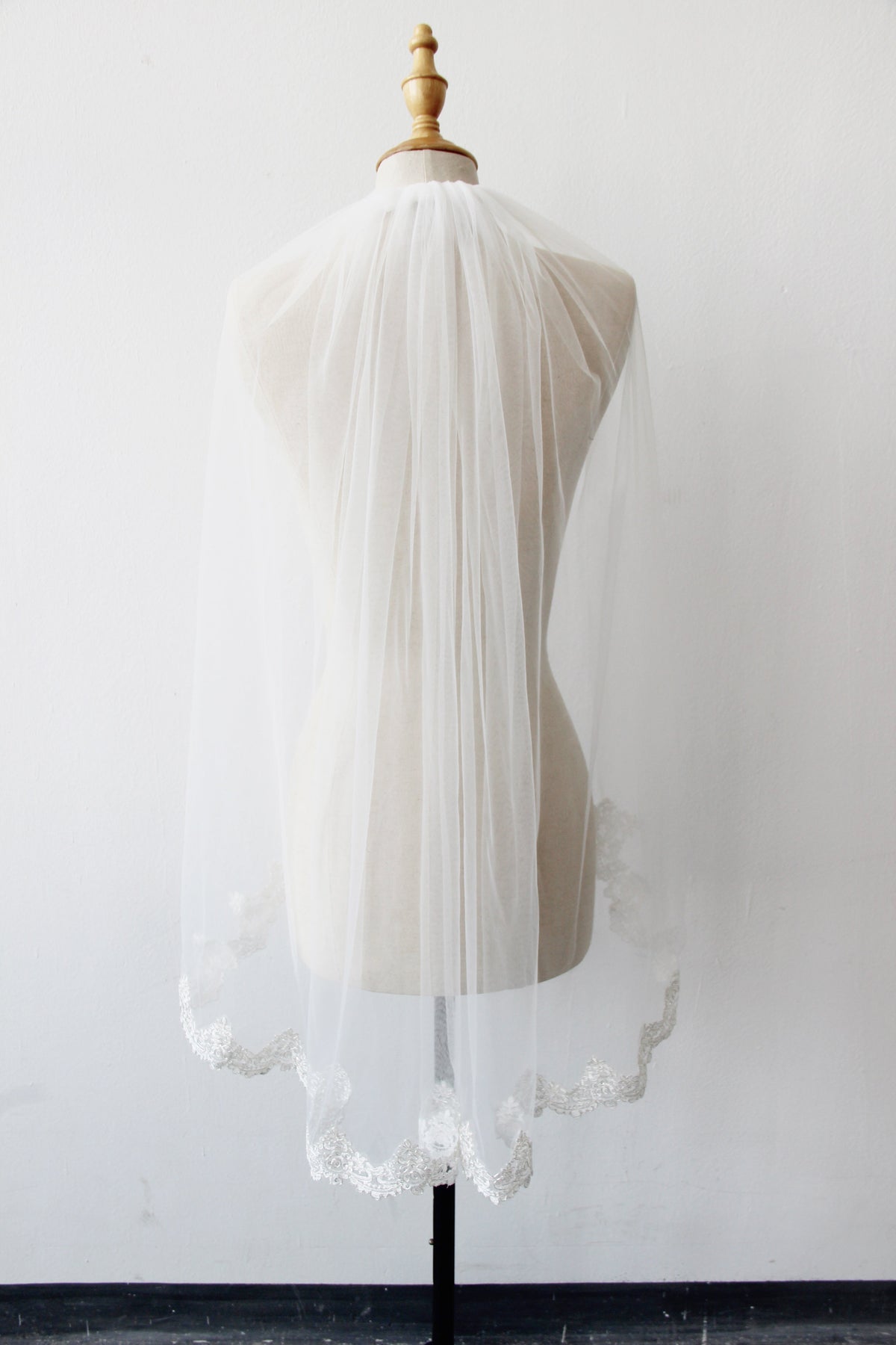 White Short Wedding Veil with Lace