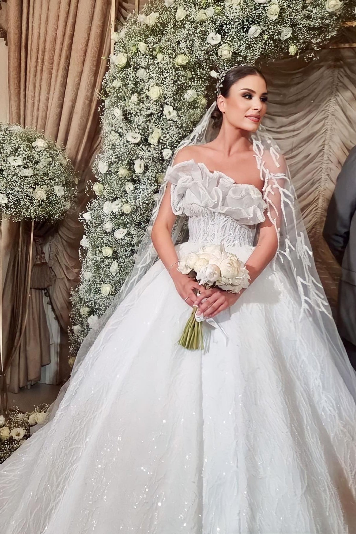 White Wedding Dress Lace Ball Gown Strapless Sleeveless Ruffles Sequined Cathedral Train Bridal Gown