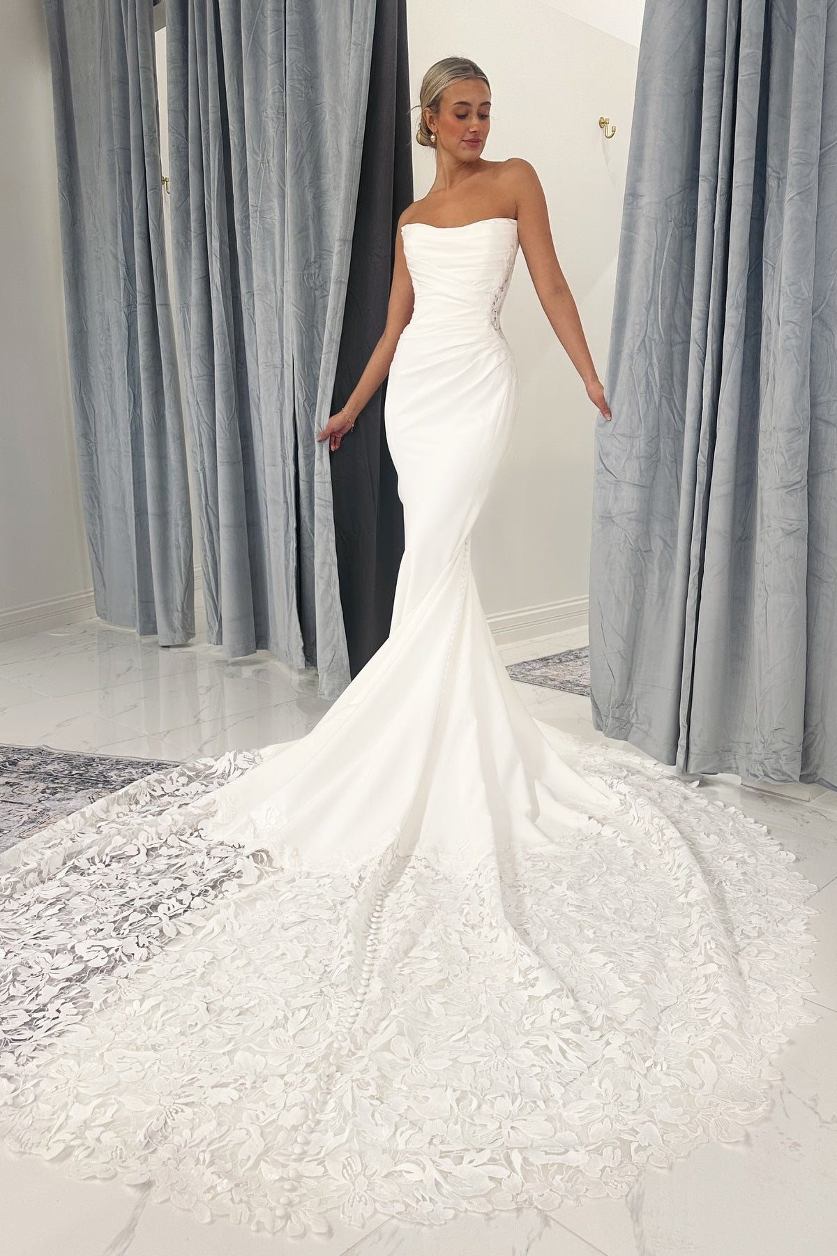 White Wedding Dress Lace Mermaid Sweetheart Strapless Sleeveless Cathedral Train Ruffle Satin Bridal Gown