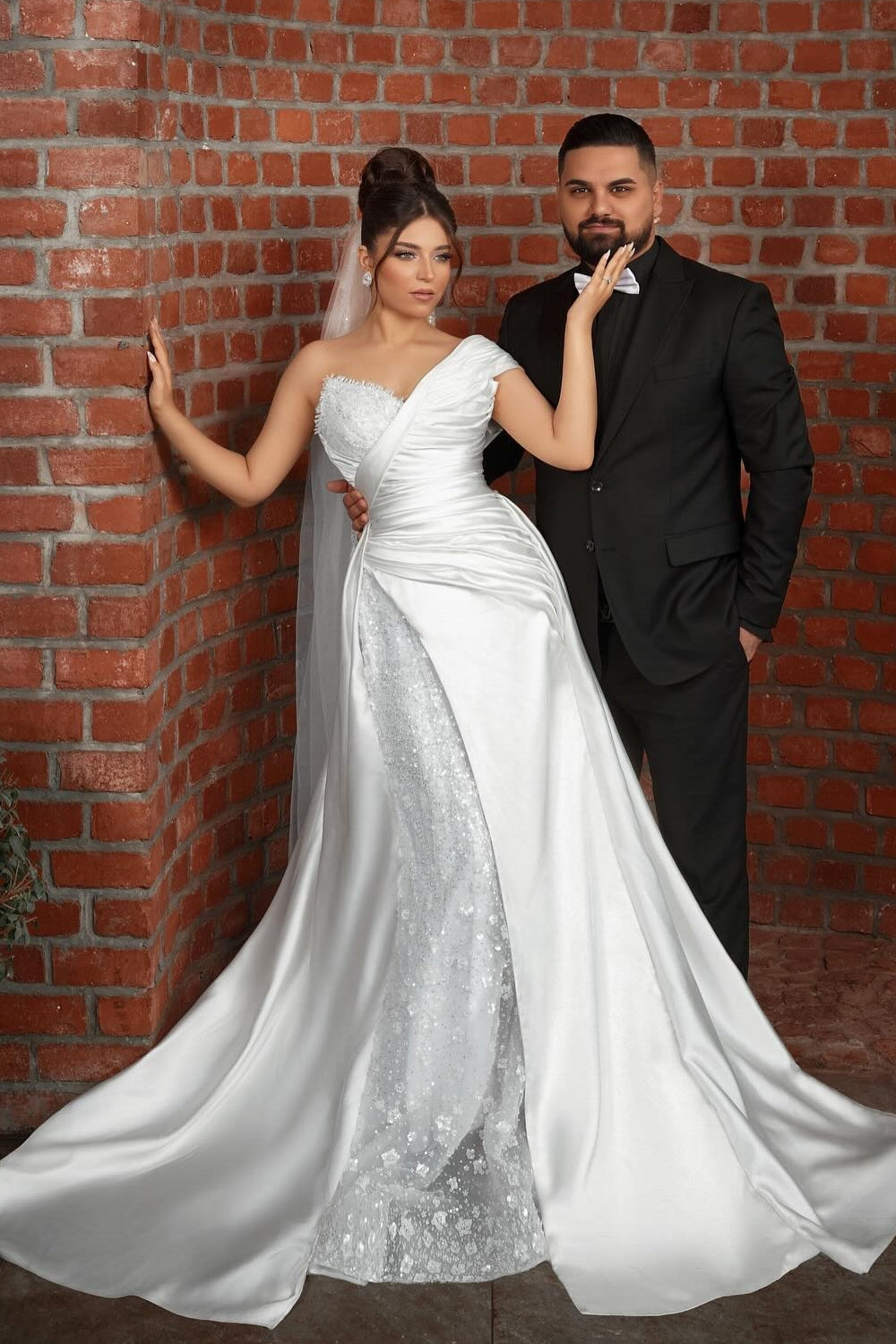 White Wedding Dress Mermaid Sweetheart One Shoulder Sleeveless Sequined Lace Panel Train Satin Bridal Gown With Appliques