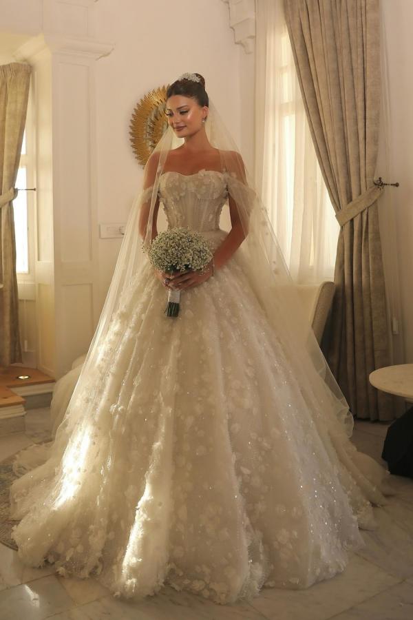 White Wedding Dress Sweetheart Off The Shoulder Sleeveless Sequined Beaded Ball Gown Long Tulle Bridal Gown With Pearls And Appliques