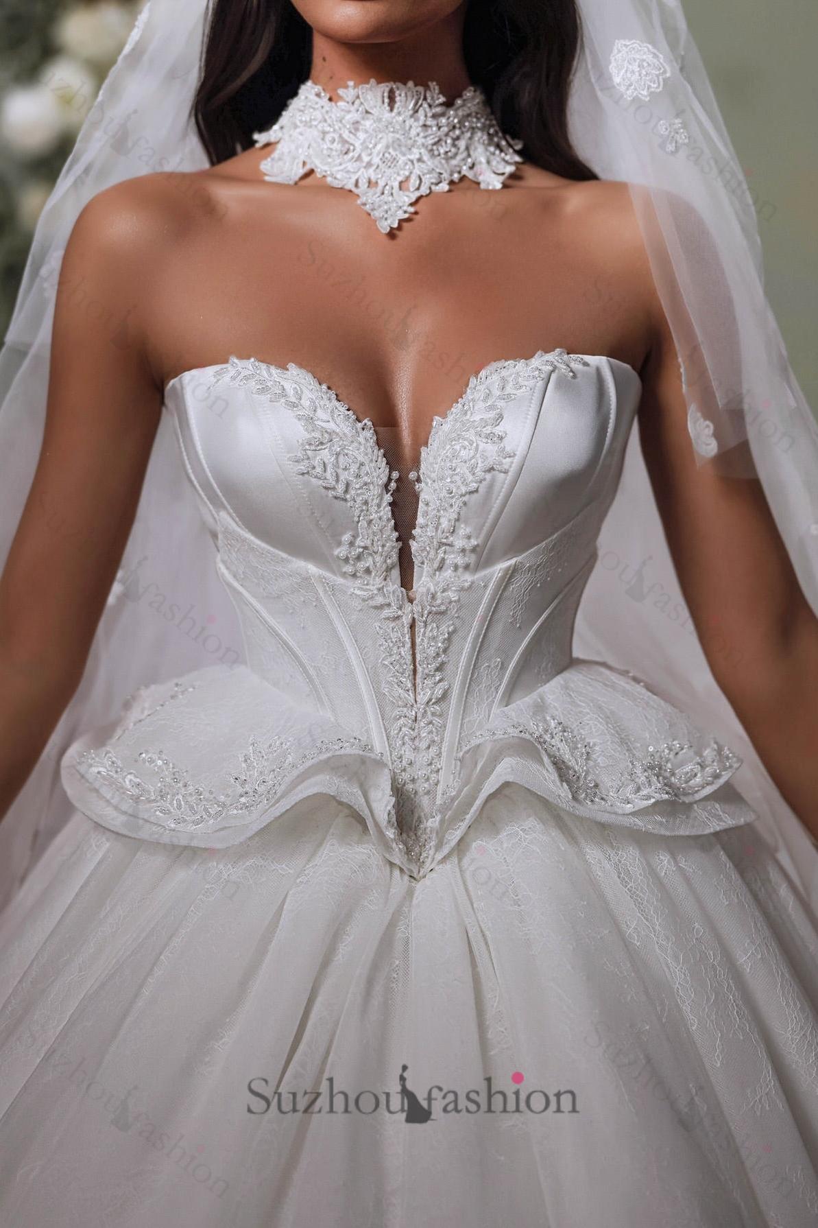 White Wedding Dress Sweetheart Sleeveless Beaded Ball Gown Chapel Train Lace Bridal Gown With Appliques