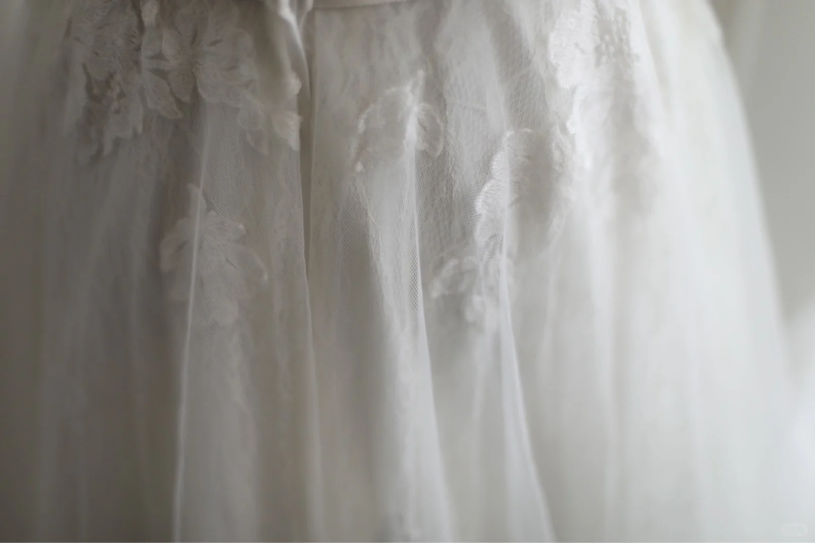 Vintage Strapless White Tulle Lace Appliques Wedding Dress
