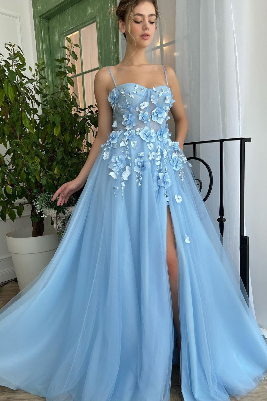 A-Line Spaghetti strap Sweetheart Floor-Length Sleeveless Split Front Appliques Lace Prom Dress
