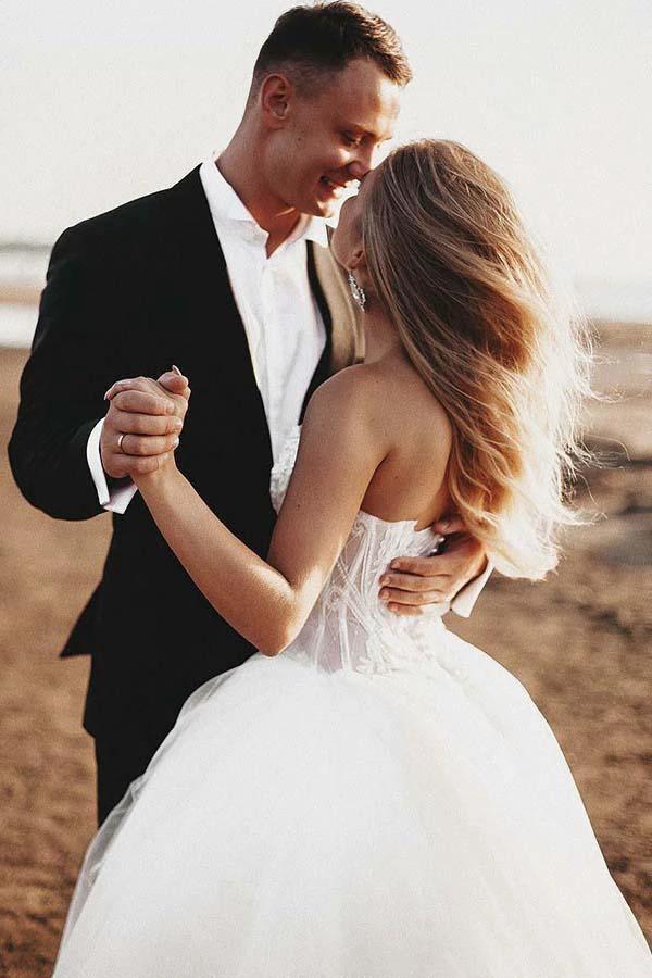 A-Line Sweetheart Court Train Tulle Wedding Dress with Appliques (ZD15385)