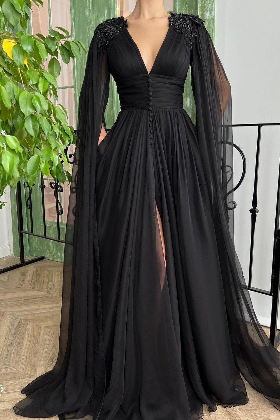 A-Line V-Neck Tulle Floor-Length Long Sleeve Split Front Appliques Lace Vintage Prom Dress