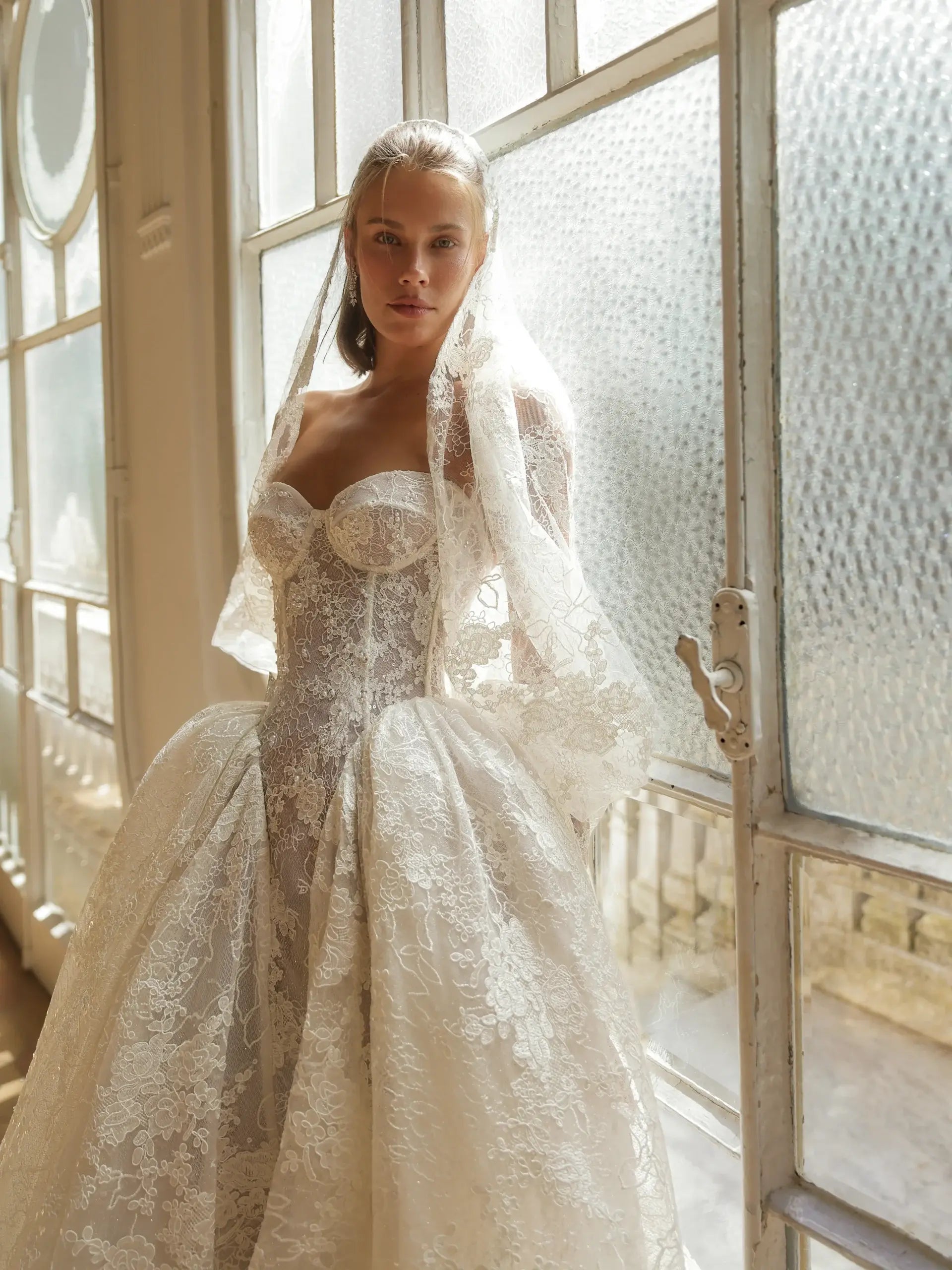 Glamorous Ivory Lace Sweetheart Nec Ball Gown Wedding Dress with Veil ZP120