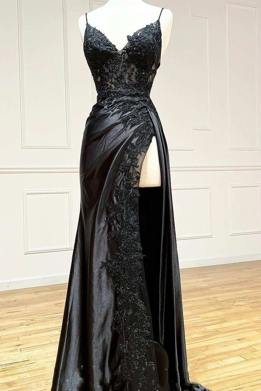 Amazing Long Black V-Neck Spaghetti Straps Lace Sleeveless Prom Dresses Long Slit Online