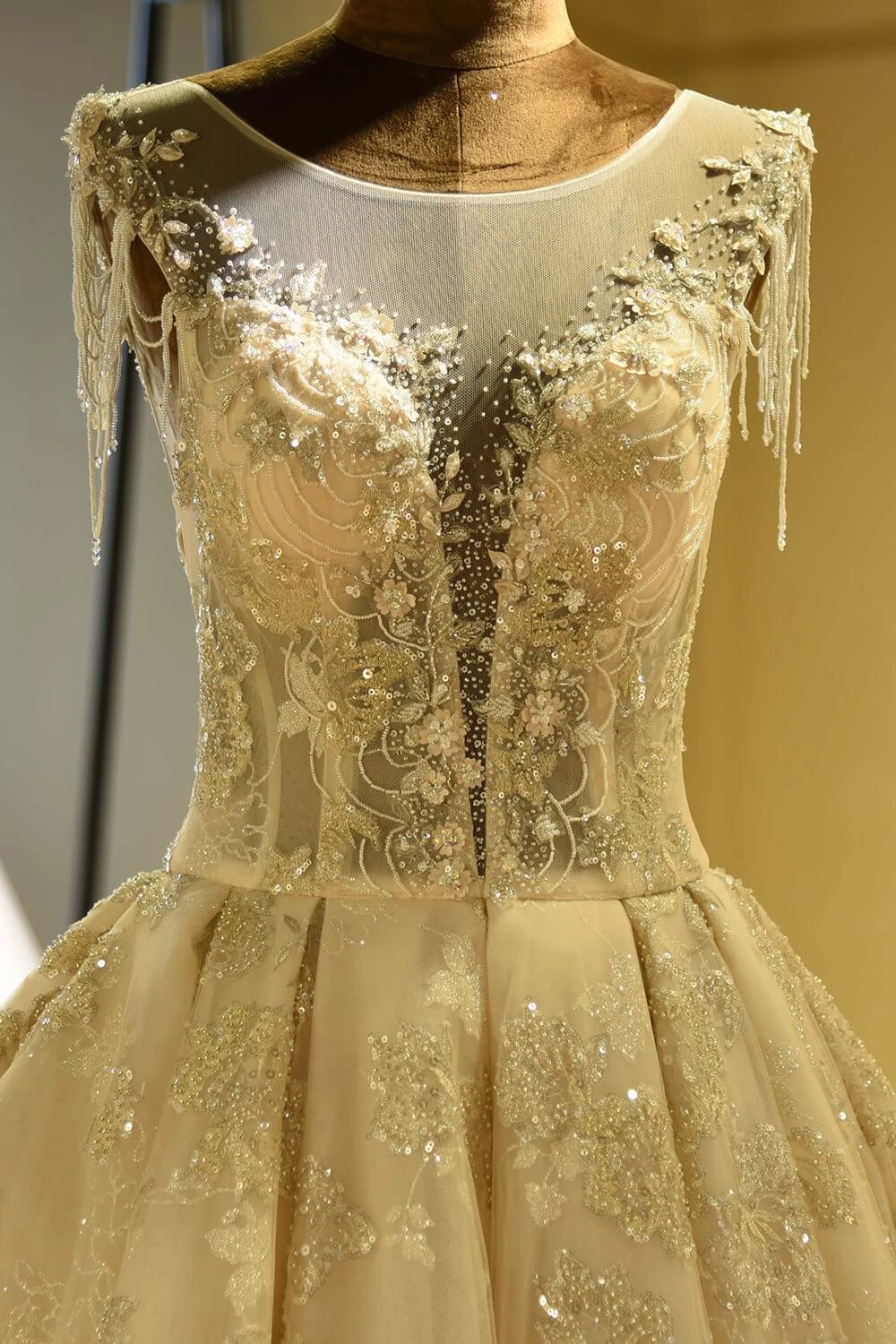 Amazing Princess Lace-up Sparkly Beading Tulle Ivory Princess Wedding Dress (ZD13890)