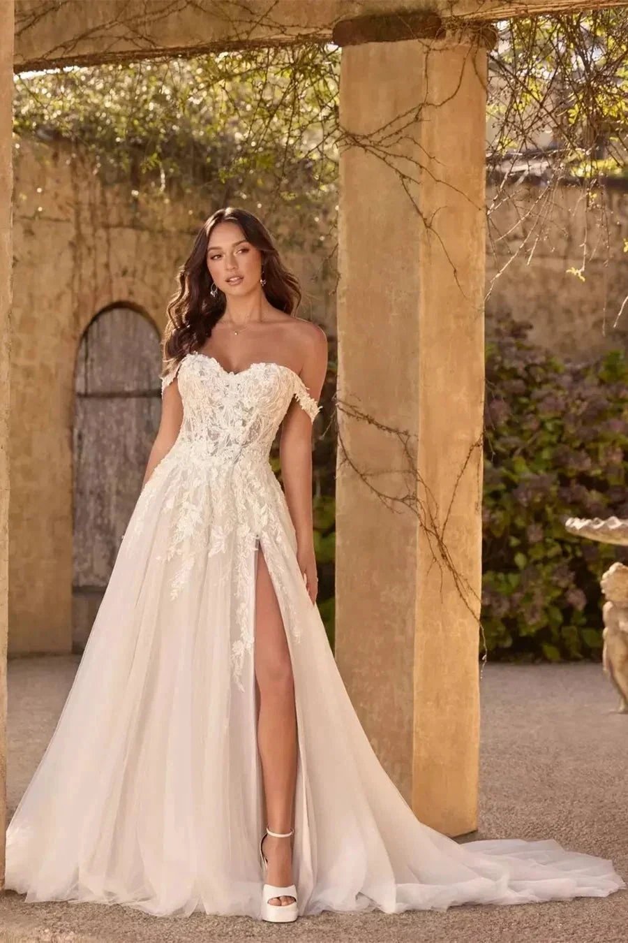 Beautiful A-Line Lace Sweetheart Sleeveless White Long Wedding Dress With Appliques Split (ZD15539)