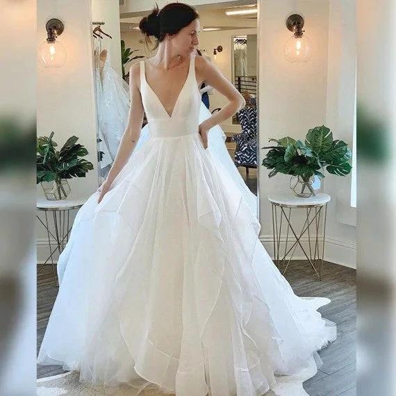 Beautiful Deep V-Neck Sleeveless Tulle Wedding Dress with Ruffless (ZD13817)