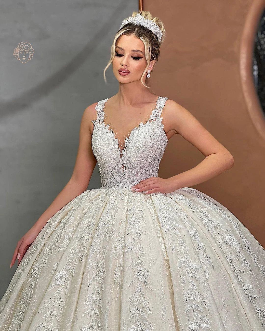 Beautiful Long Ball Gown Spaghetti Strap Lace Wedding Dress (ZD14931)