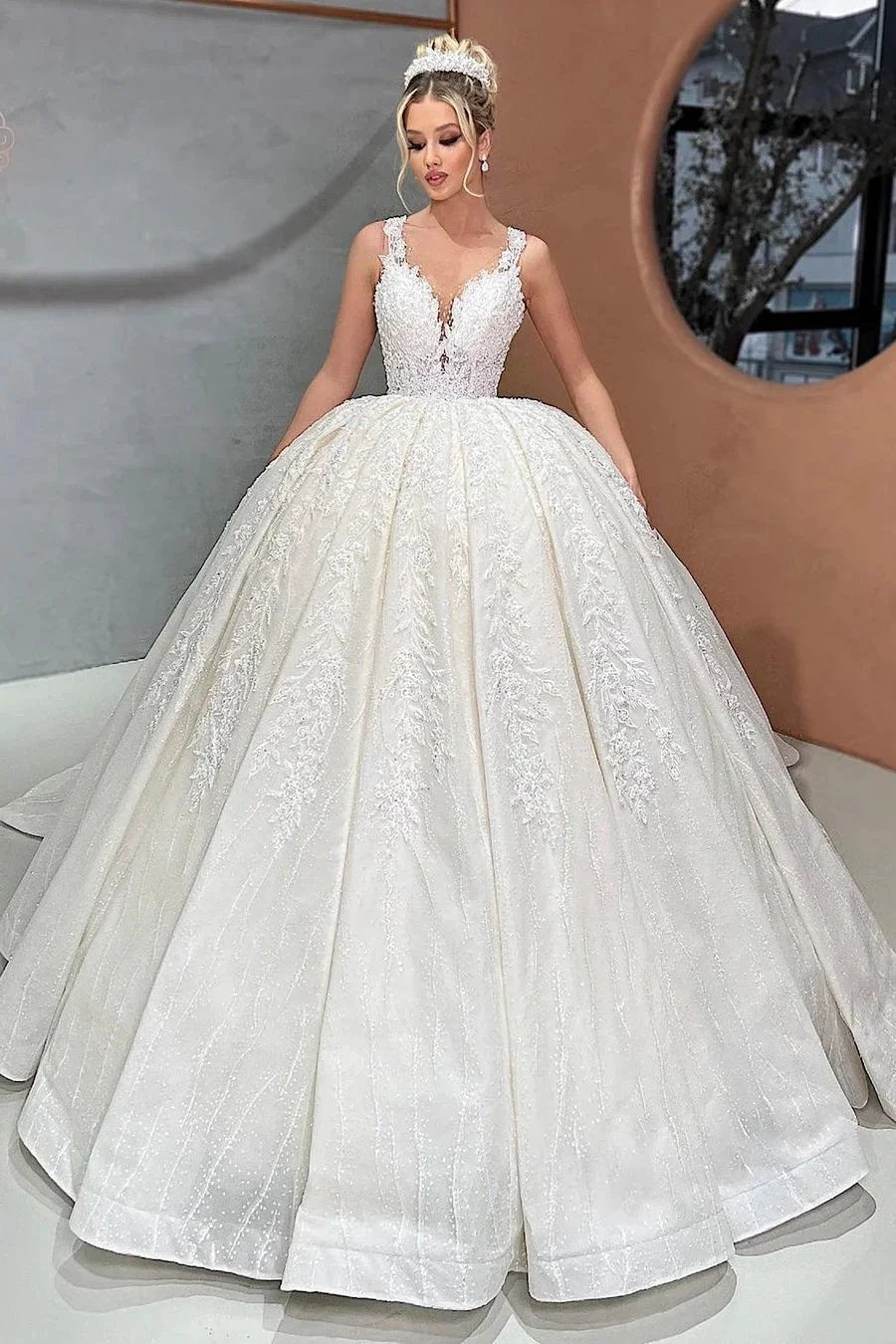 Beautiful Long Ball Gown Spaghetti Strap Lace Wedding Dress (ZD14931)