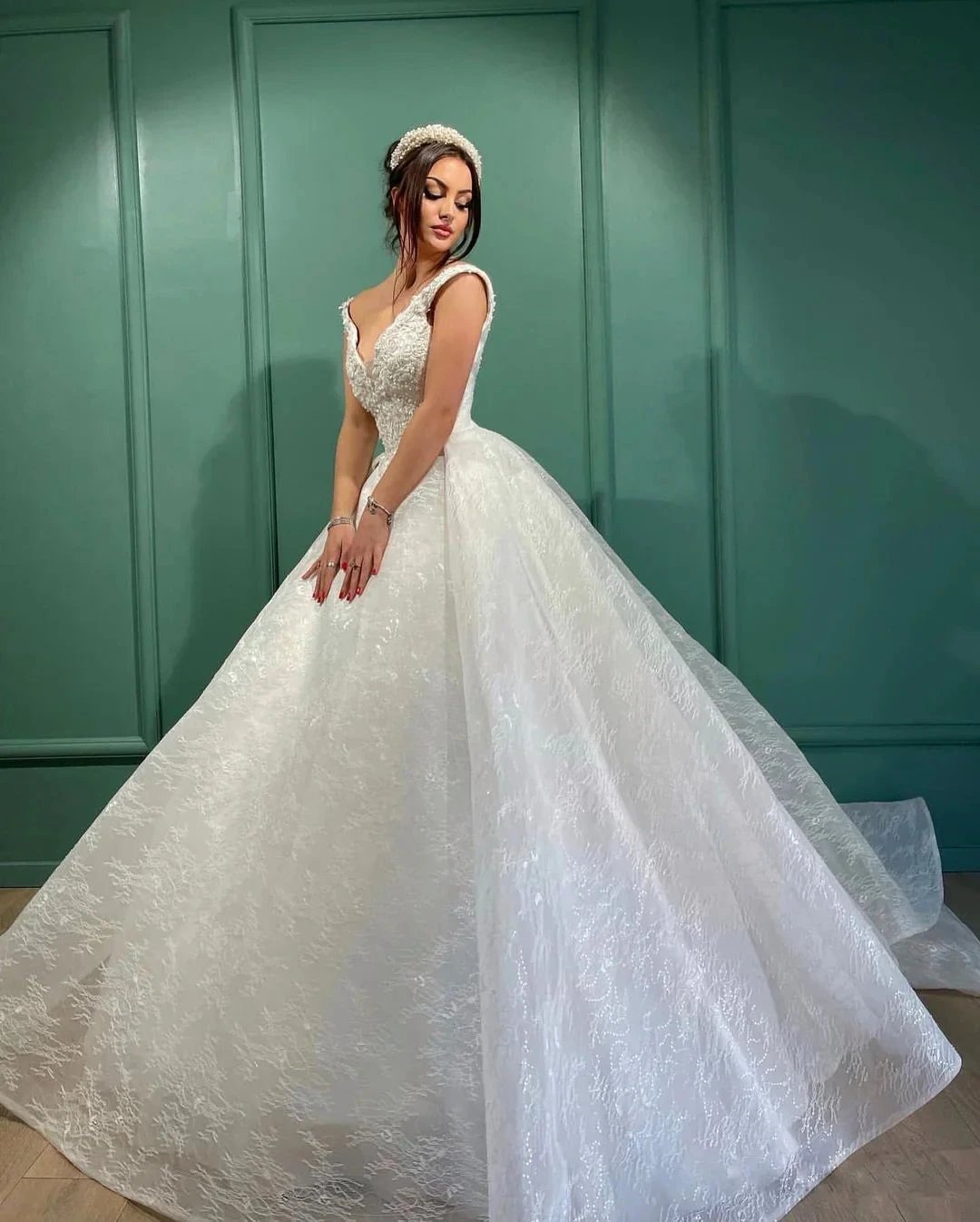 Beautiful Long White A-line V-neck Lace Sleeveless Wedding Dress (ZD14817)