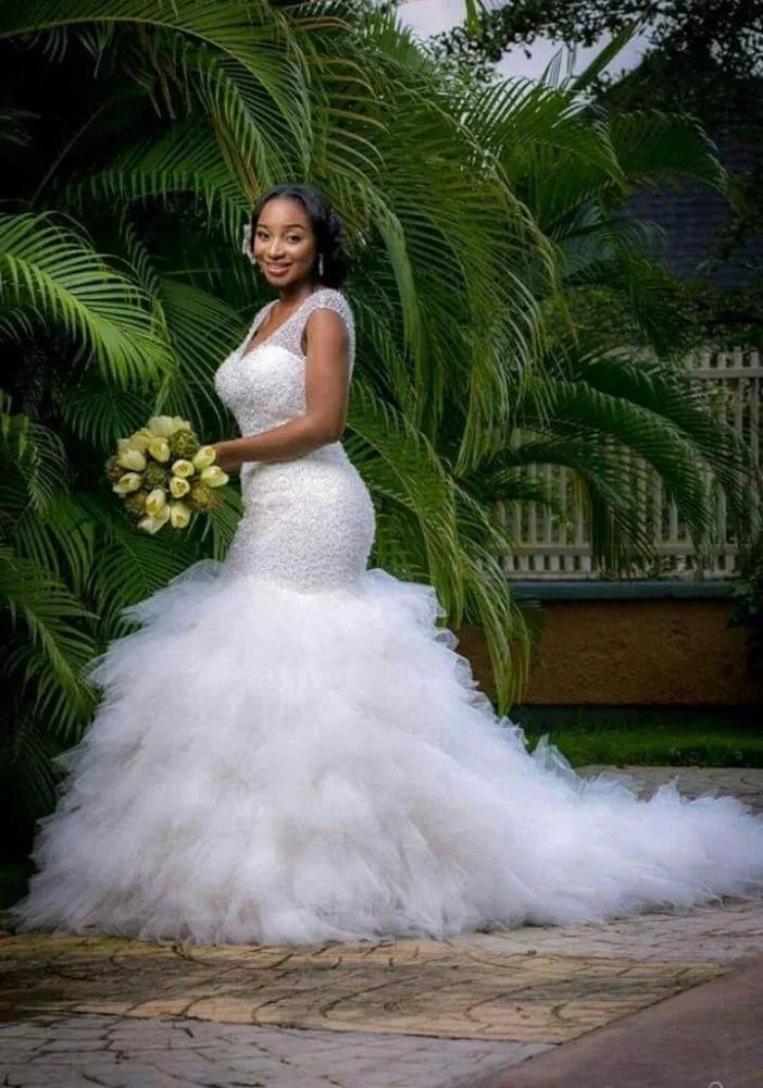 Beautiful Mermaid V-Neck Wedding Dress Sleeveless Beading Bridal Gown (ZD13852)