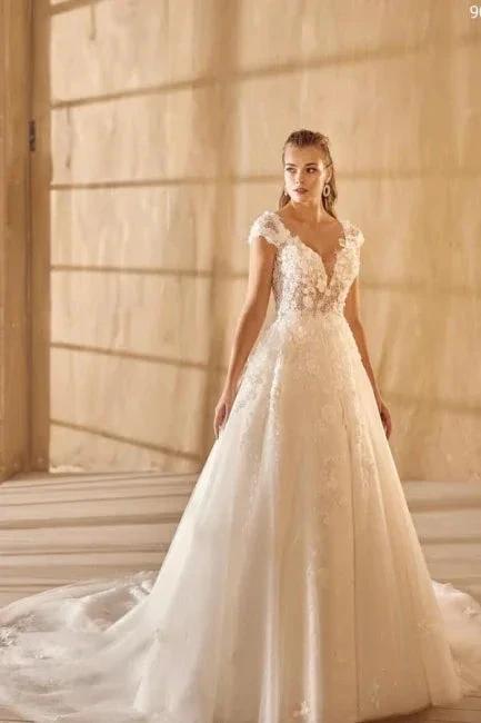 Beautiful V-neck Long A-line Lace Tulle Sleeveless Wedding Dresses (ZD15648)