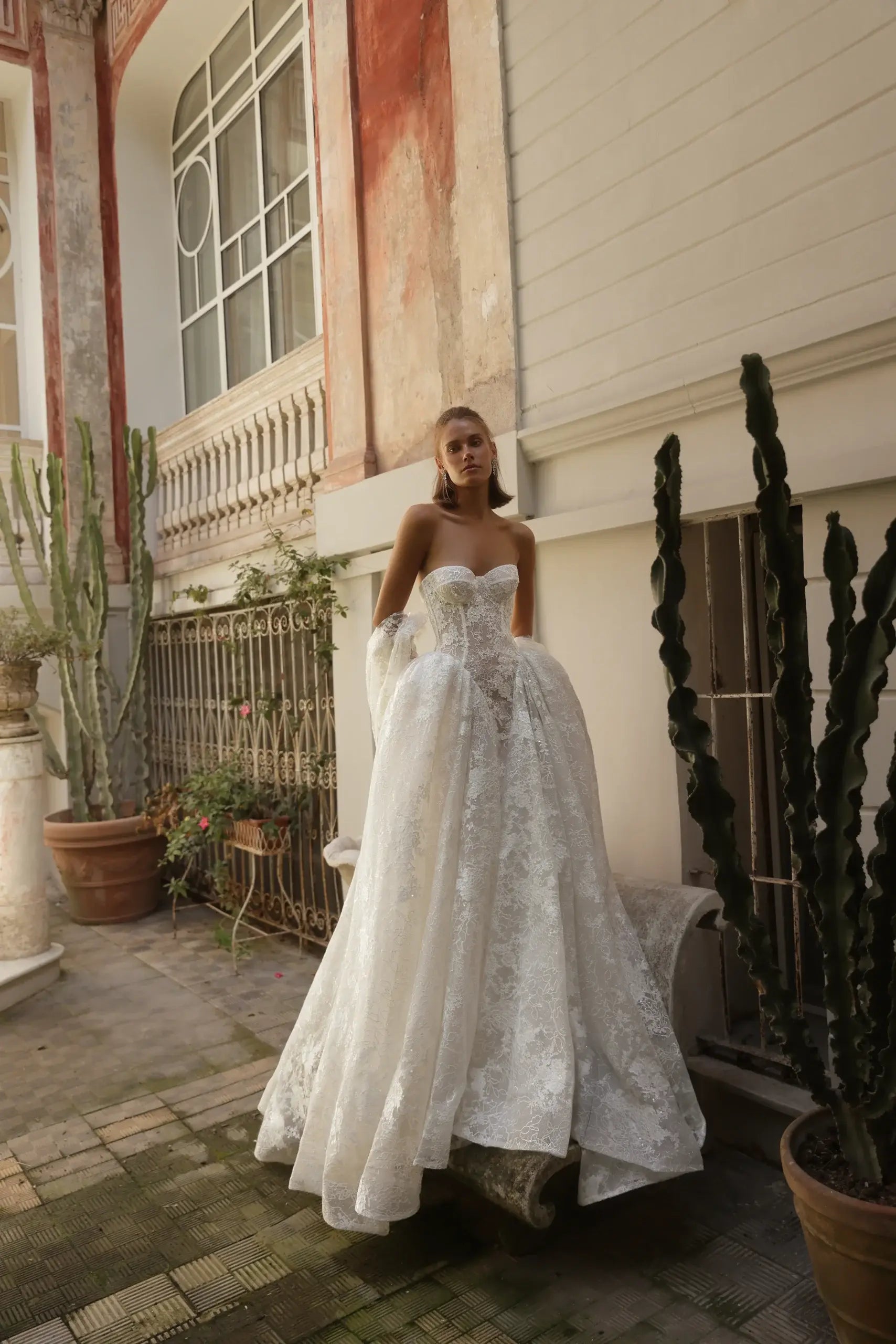Glamorous Ivory Lace Sweetheart Nec Ball Gown Wedding Dress with Veil ZP120