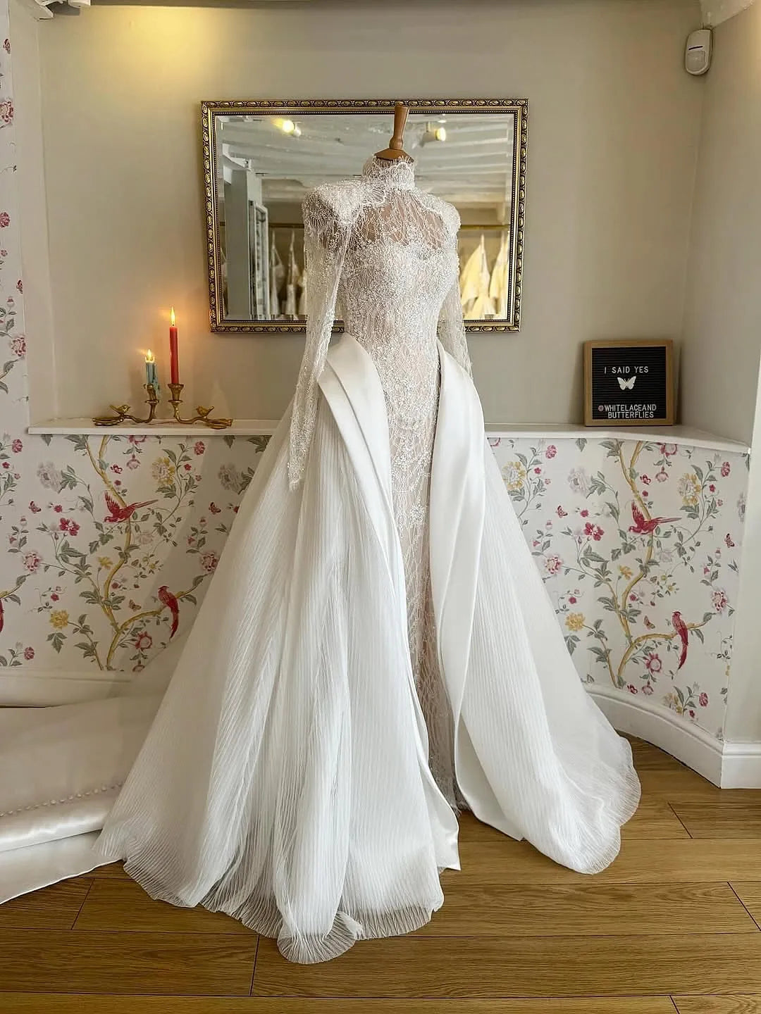 Luxury Wide Strap Open Back Mermaid Wedding Dress with Lace Appliques (ZD17405)