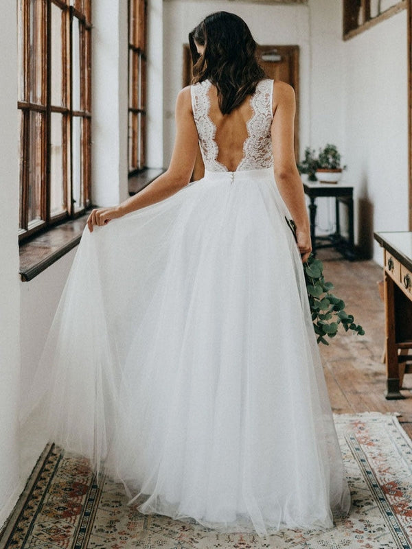 Sleeveless Scalloped Lace V-Neck A-Line Tulle Wedding Dress With Open Back