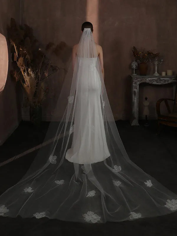 CC Cathedral Veils Women Hair Accessory Wedding Hairwear Bridal Dress Engagement Headdress Elegant 3M Long Veil With Combs V334