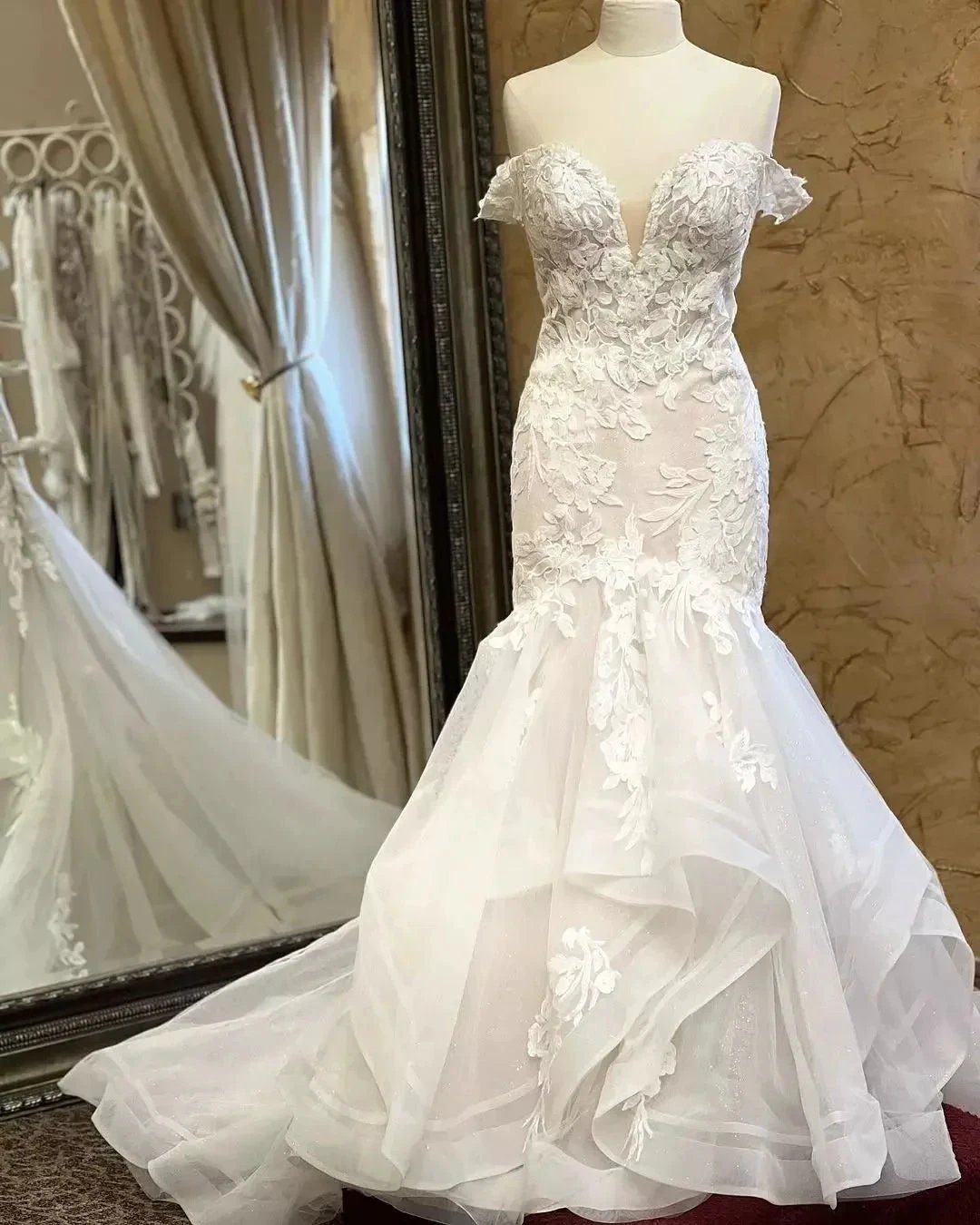 Charming Mermaid Lace V-Neck Sleeveless White Wedding Dresses With Appliques (ZD15538)