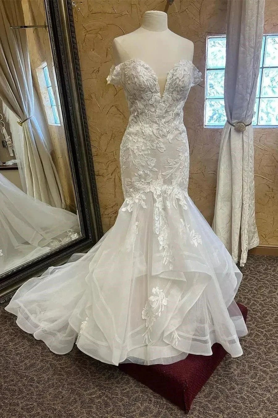 Charming Mermaid Lace V-Neck Sleeveless White Wedding Dresses With Appliques (ZD15538)