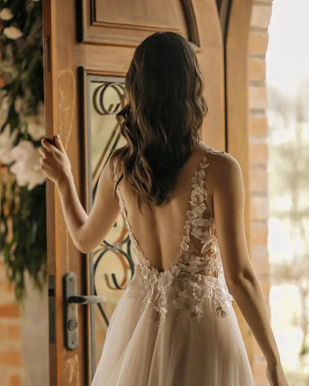 Chic Long A-line Sleeveless Flowers Backless Wedding Dress With Lace (ZD14810)