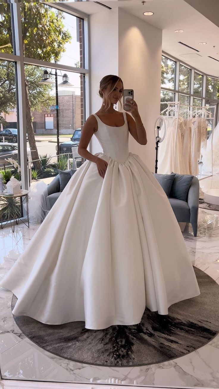 Classic Bridal Gowns Ball Gowns Square Neck Sleeveless Satin Long White Wedding Dress Elegant Bridal Gown Brides Dresses