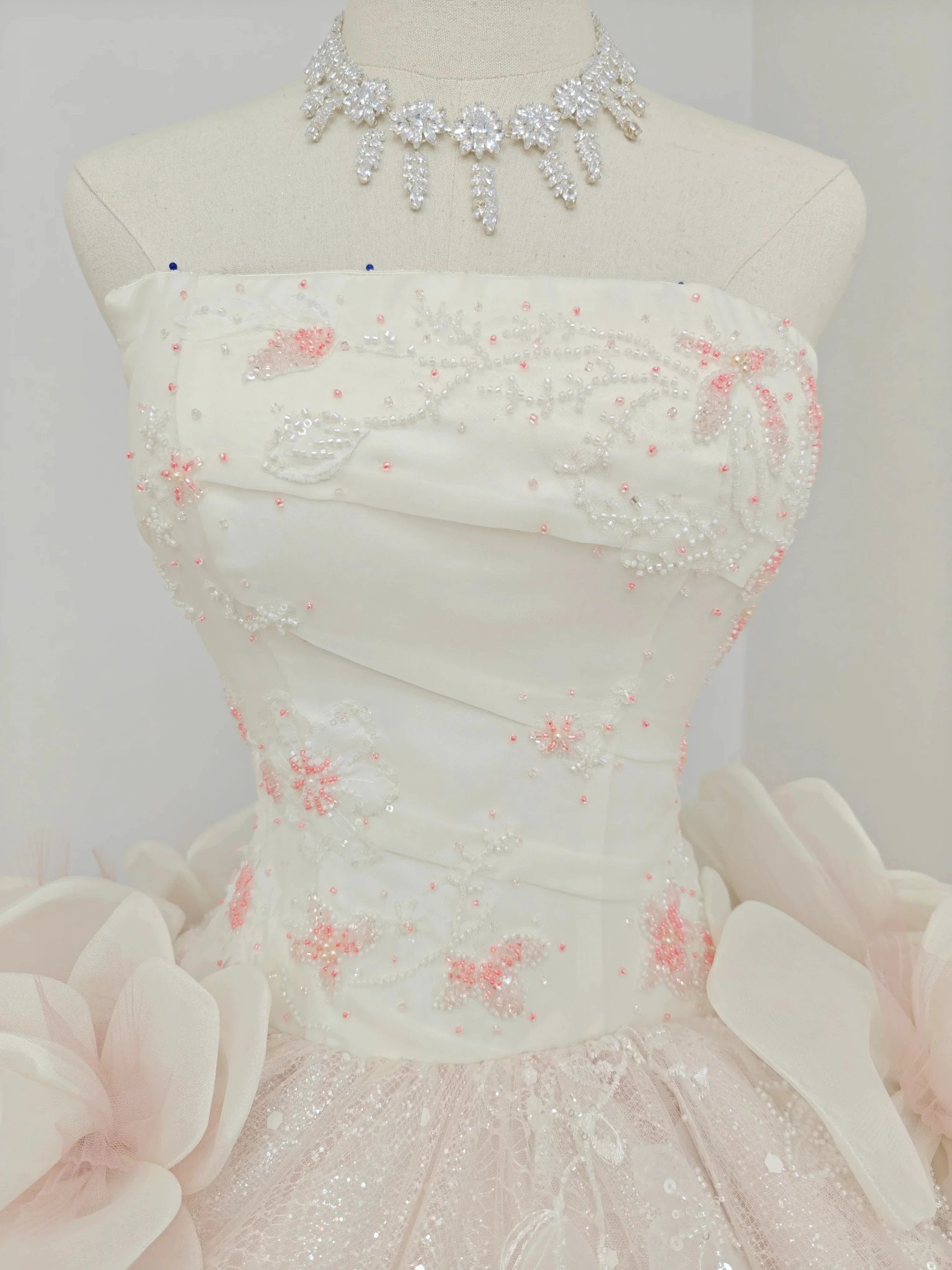 Romantic Blush Ball Gown Strapless 3D Rose Embellished Beaded Wedding Dress with Sparkling Train Ye-2019 (ZD16796)