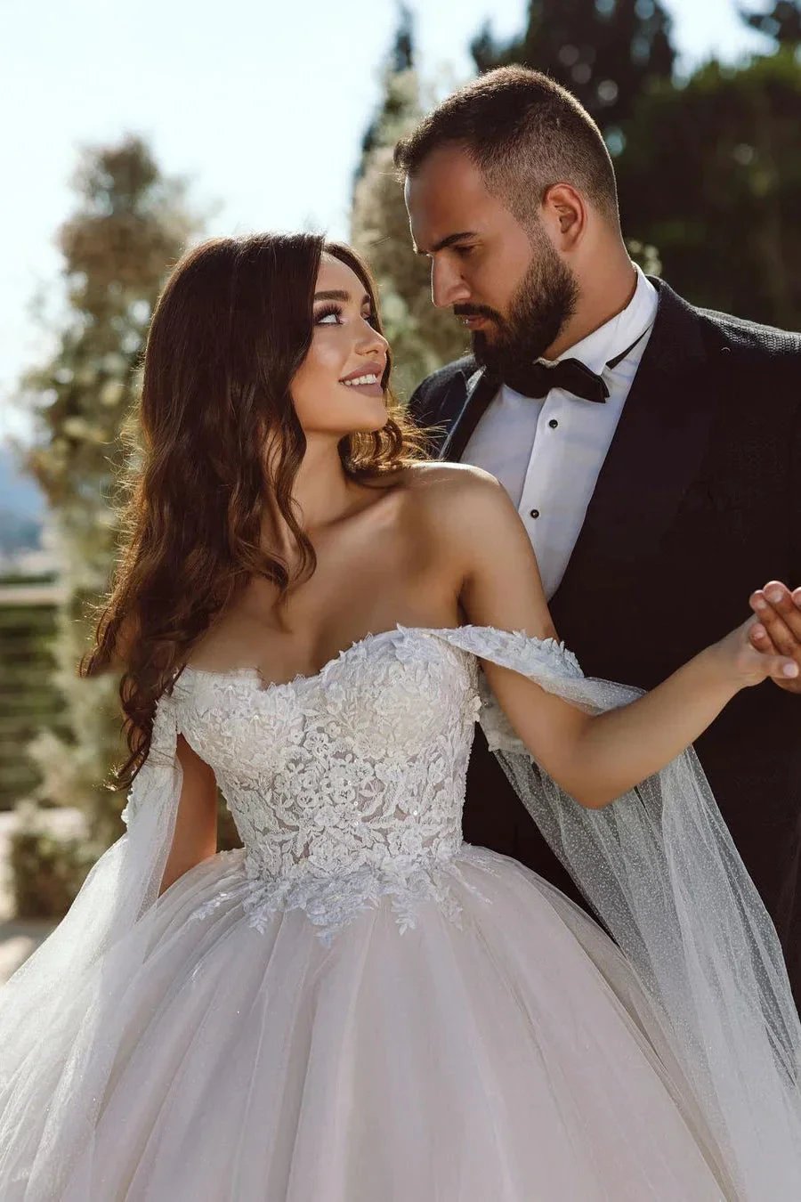Elegant A-line Off-the-shoulder Tulle Lace Appliques Wedding Dress (ZD16451)