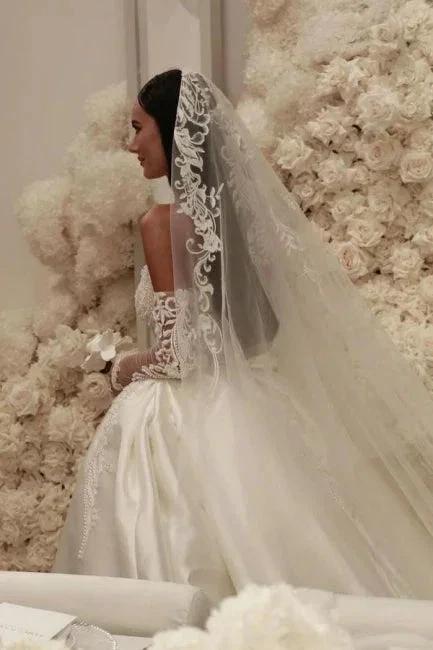 Elegant A-Line Tulle Scoop Sleeveless White Wedding Dress With Appliques (ZD16618)