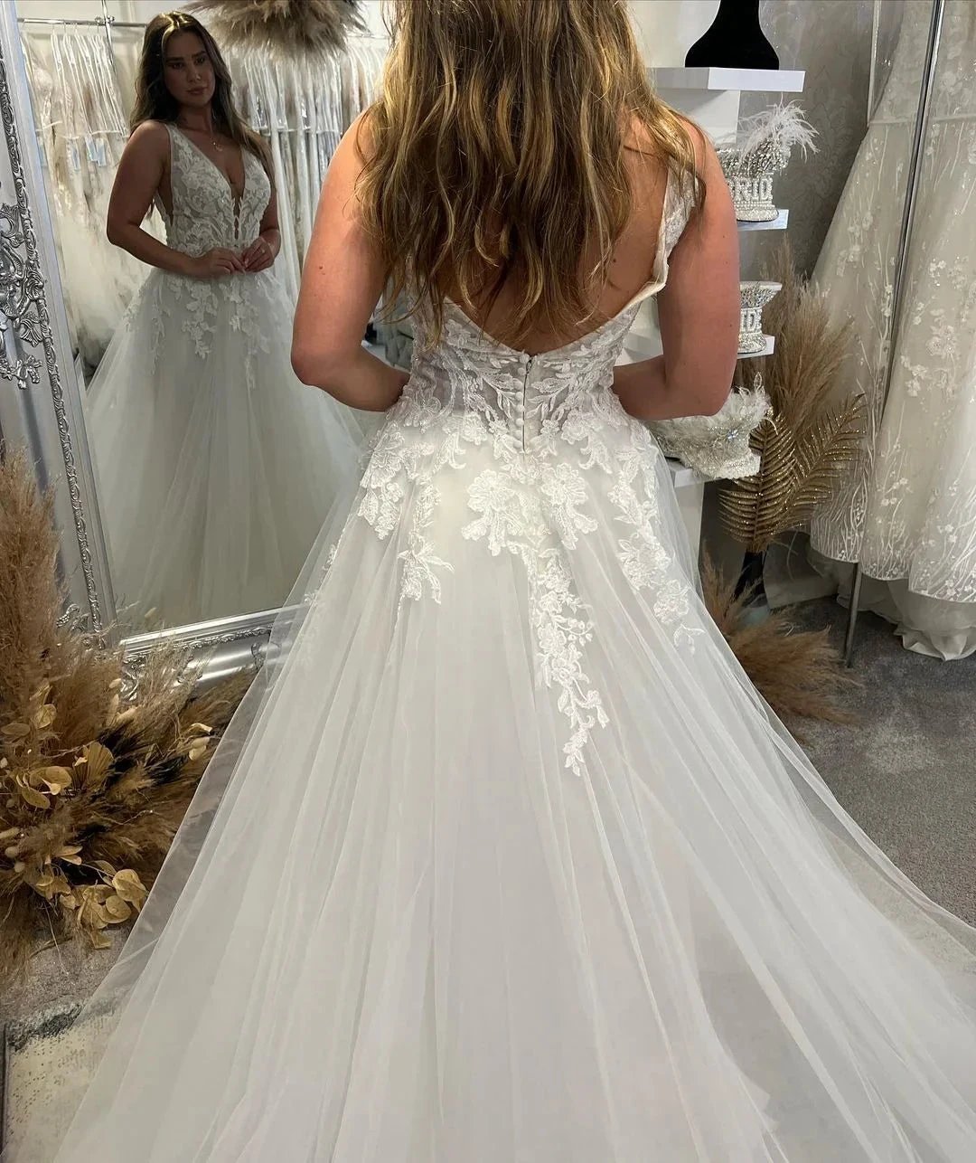 Elegant Floor Length V-Neck Sleeveless A-Line Tulle Wedding Dress with Appliques (ZD15768)