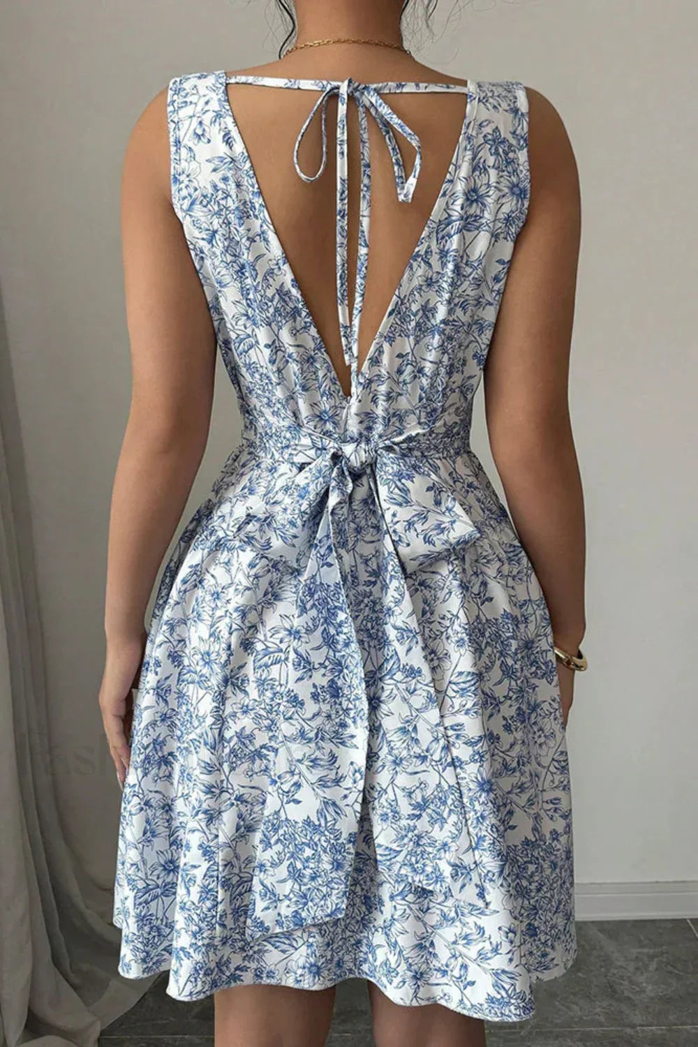 Elegant Floral Backless Dress with Relaxed Fit and Smart Casual Fashion