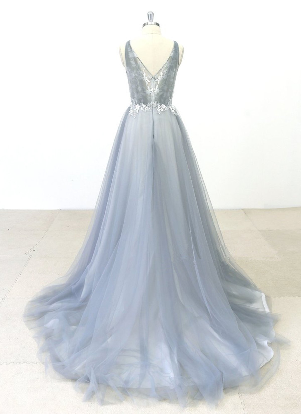 Elegant Gray Tulle Round Neck Beach Wedding Dress Jewel Sweep Train Bridal Gowns On Sale (ZD17450)