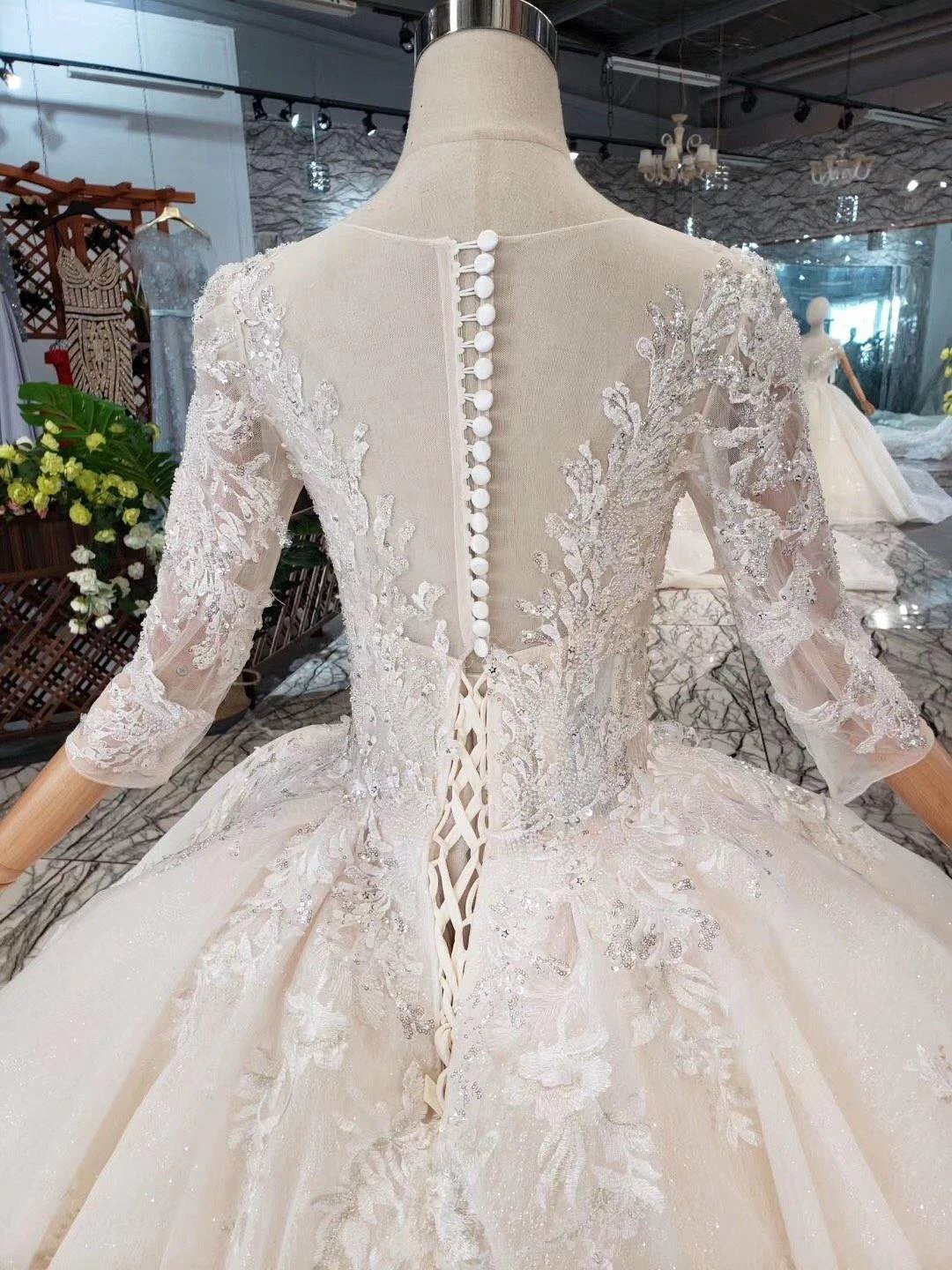 Elegant Half Sleeves Ball Gown Lace Layer Wedding Dress (ZD15353)