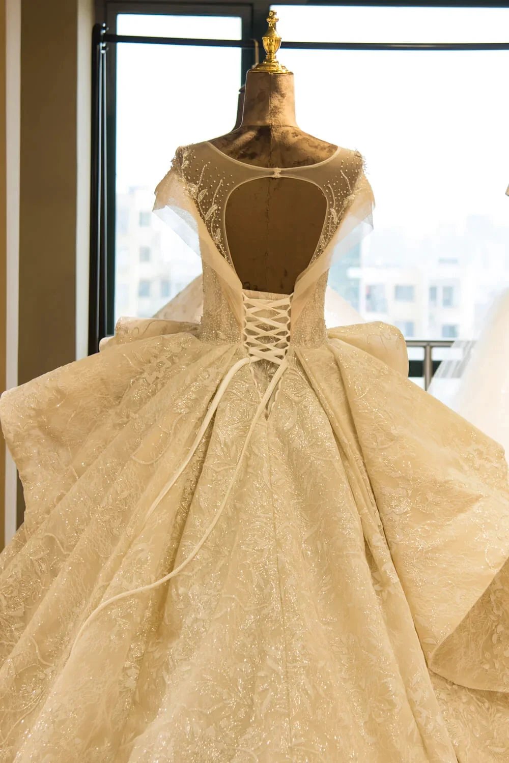 Elegant Illusion neck Cap Sleeve Appliques Tulle A-line Princess Wedding Dress (ZD13903)