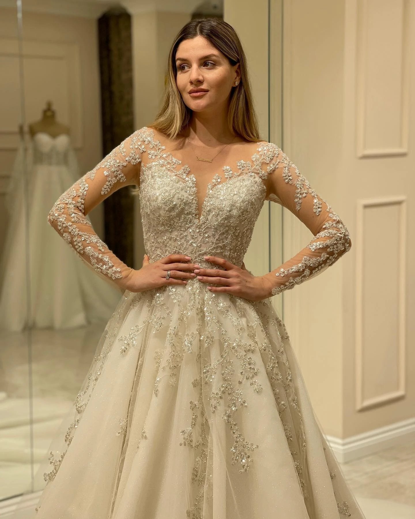 Elegant Long A-line Sweetheart Lace Appliques Wedding Dress with Sleeves (ZD14357)