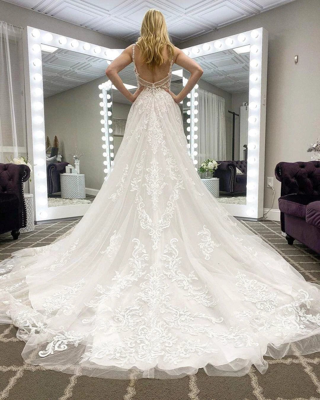 Elegant Long A-line V-neck Appliques Lace Tulle Backless Wedding Dress (ZD15091)