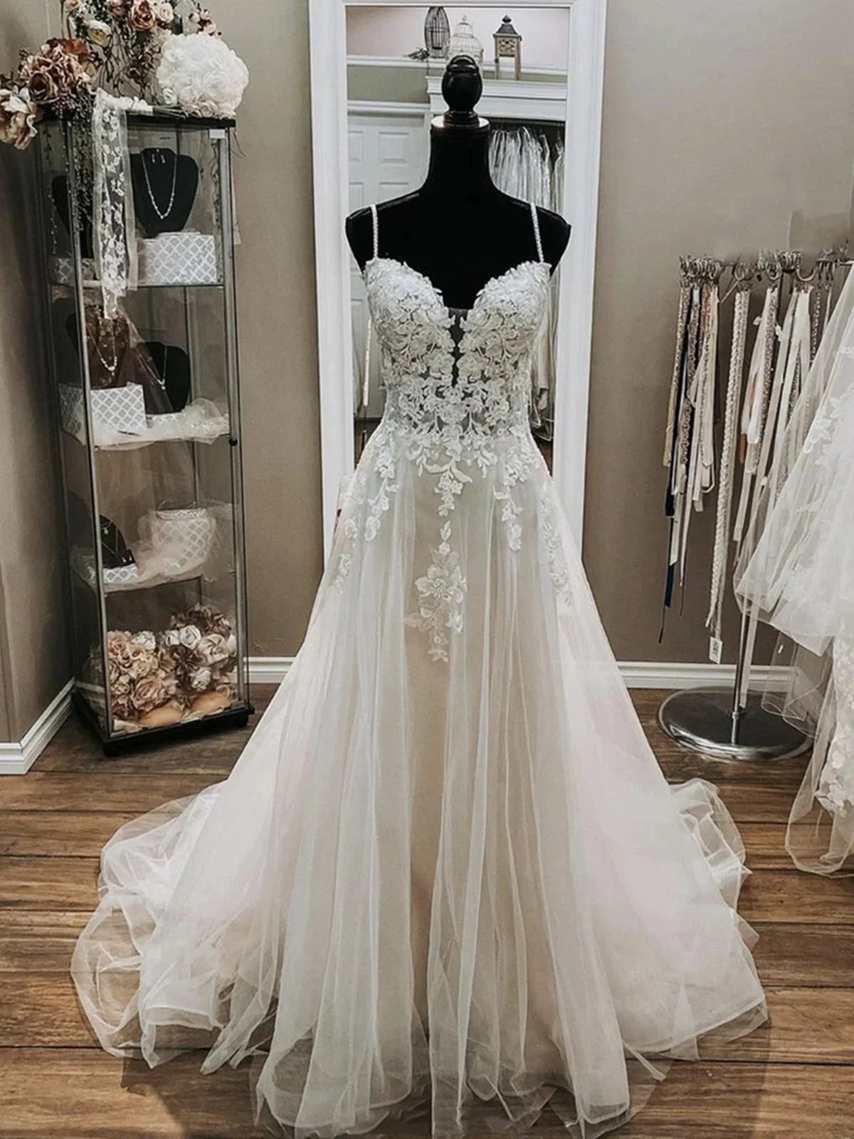 Elegant Long A-line V Neck Spaghetti Straps Lace Tulle Wedding Dresses (ZD16744)
