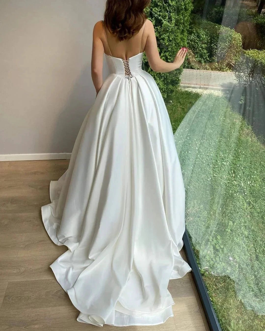 Elegant Long Ball Gowns Sweetheart Spaghetti Straps Satin Wedding Dress (ZD15164)