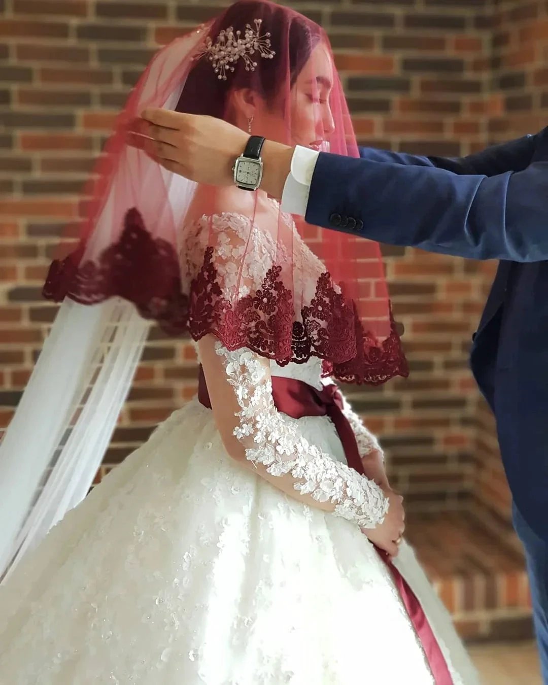 Elegant Long Princess Tulle Lace Wedding Dresses with Sleeves (ZD15040)