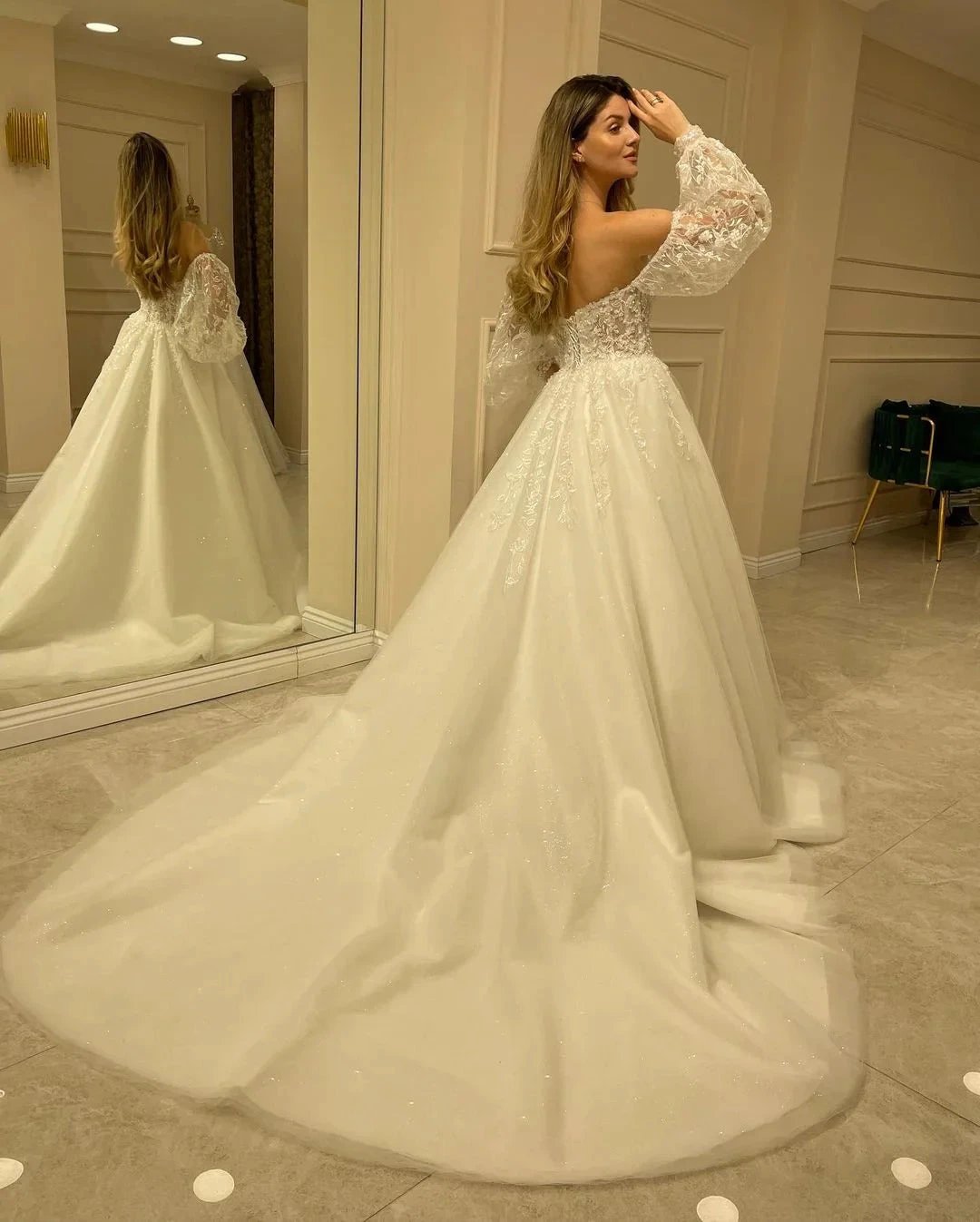 Elegant Long Sleeve A-Line Sweetheart Backless Appliques Lace Wedding Dress (ZD14290)