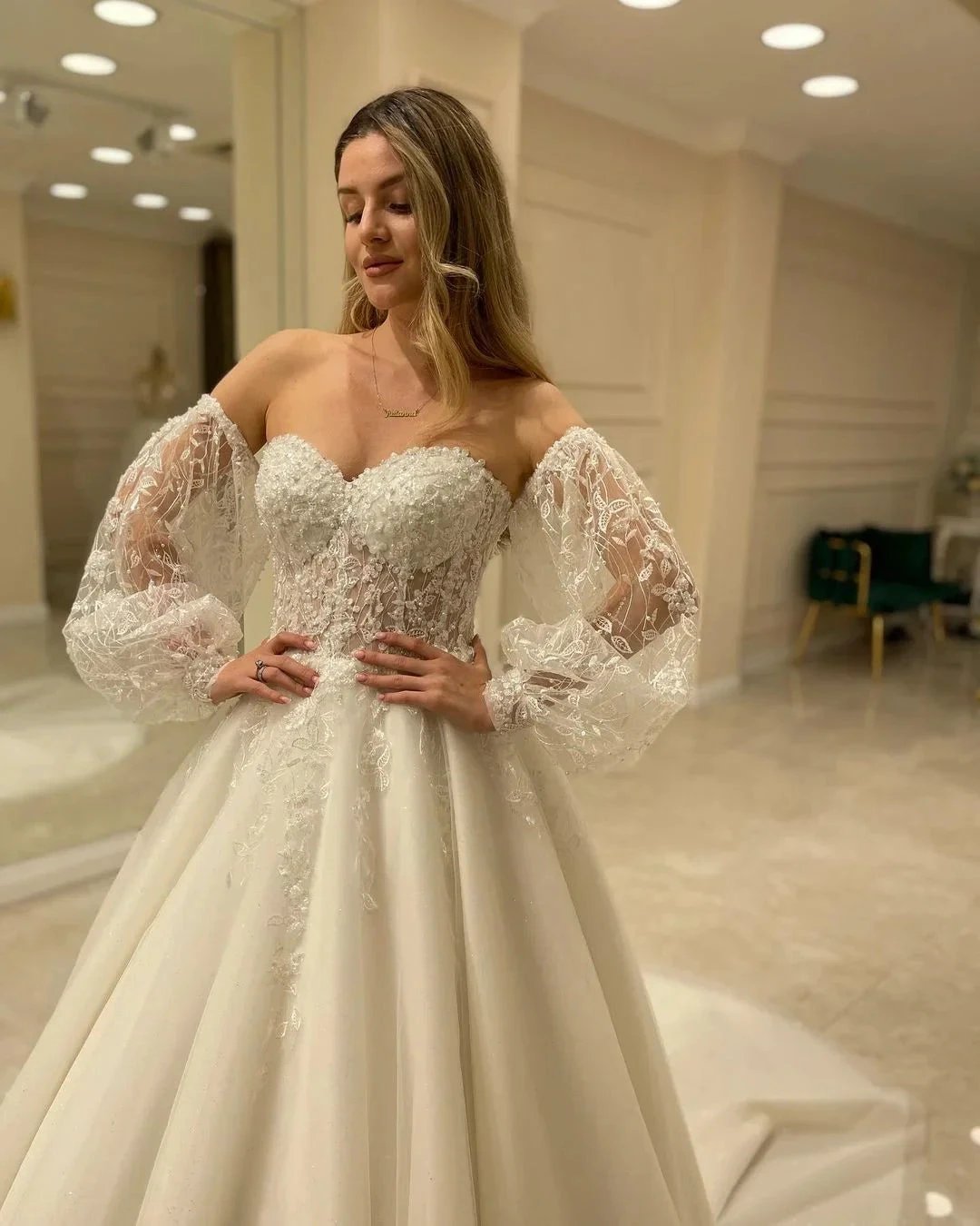 Elegant Long Sleeve A-Line Sweetheart Backless Appliques Lace Wedding Dress (ZD14290)