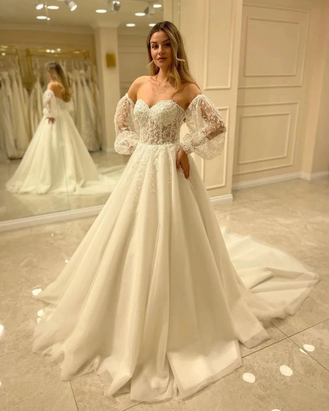 Elegant Long Sleeve A-Line Sweetheart Backless Appliques Lace Wedding Dress (ZD14290)