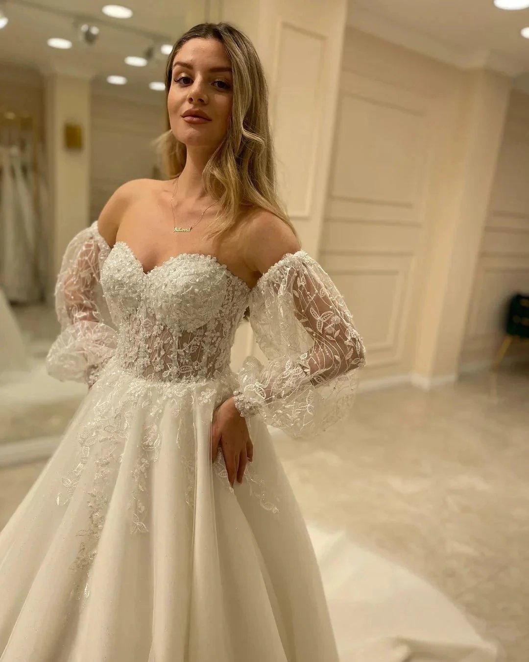 Elegant Long Sleeve A-Line Sweetheart Backless Appliques Lace Wedding Dress (ZD14290)