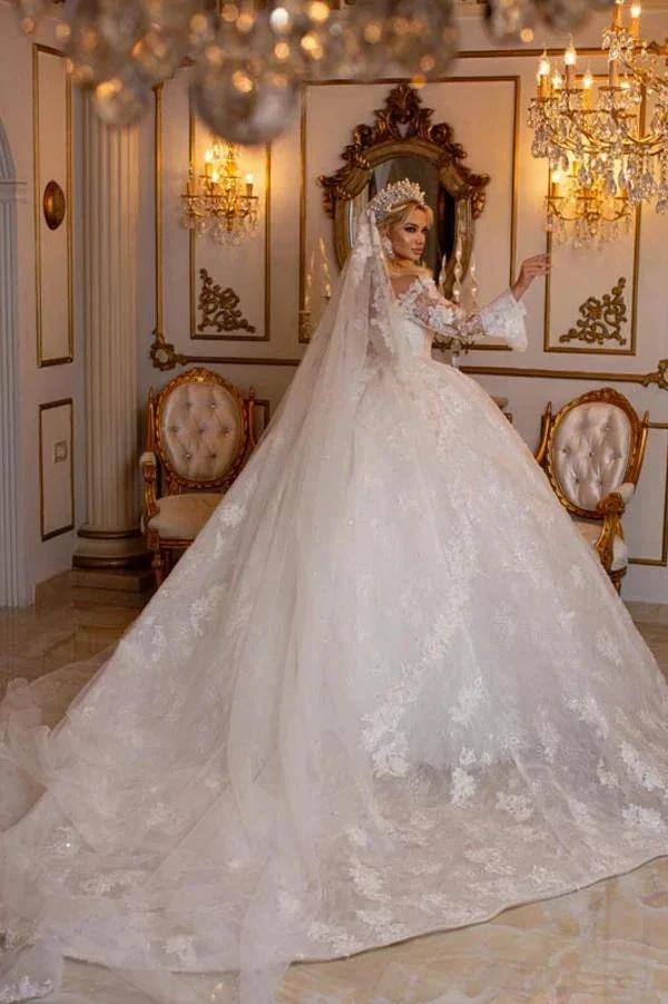 Elegant Long Sleeves Ball Gown V-Neck Sweetheart Wedding Dress with Appliques Lace (ZD16752)