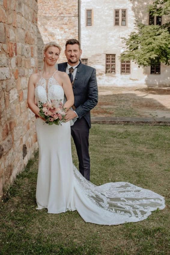 Elegant Long White Mermaid Sleeveless Lace Backless Wedding Dress with Train (ZD15548)